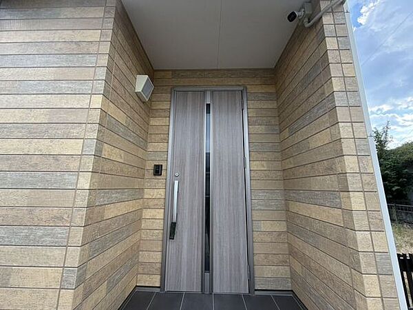 防犯カメラ設置で、夜間や留守中も安心の玄関。