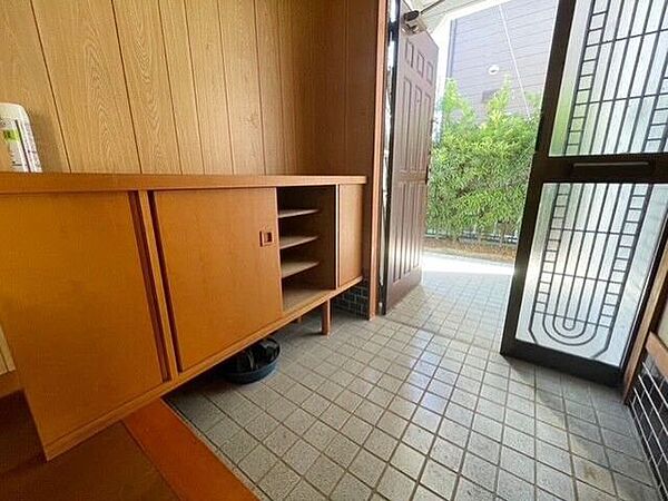 玄関に収納があり、スッキリ整います。ガラス窓から自然な明るさが広がる心地よいエントランスです。