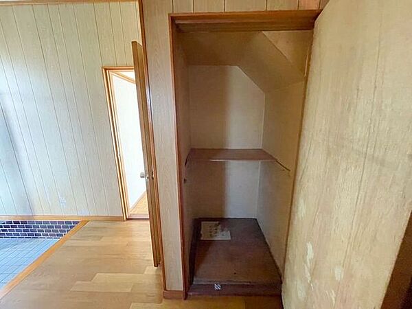 階段下収納を備え、空間を無駄なく活用できます。日用品や掃除道具をまとめてしまえるため、生活感を抑えたすっきりとした住まいを保ちやすいです。