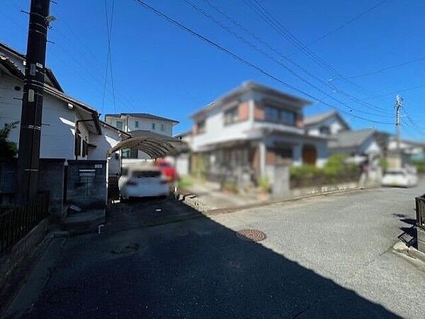 車通りが少なく、静かに暮らせる落ち着いた住環境です。小さなお子さまのいるご家庭でも安心して過ごせ、穏やかな暮らしを育む環境が整っています。
