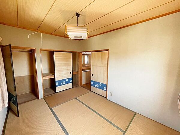 2階の和室6帖は収納付きで、整った落ち着きのある和空間です。日中は明るく心地よい時間を過ごせます。収納が備わっていることで室内をすっきり保ちやすく、家具の配置もしやすい使い勝手の良い一室です。