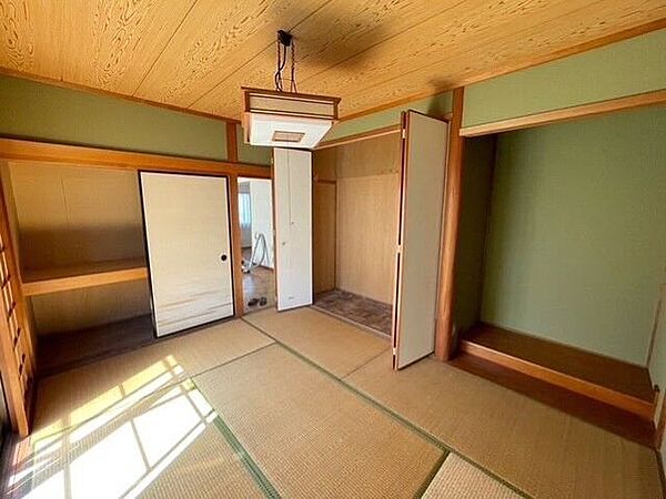 1階の和室6帖は、家族のくつろぎスペースに使える落ち着いた空間です。収納もあり、使い勝手の良い一室です。日中は自然光がやさしく差し込む穏やかな雰囲気です。