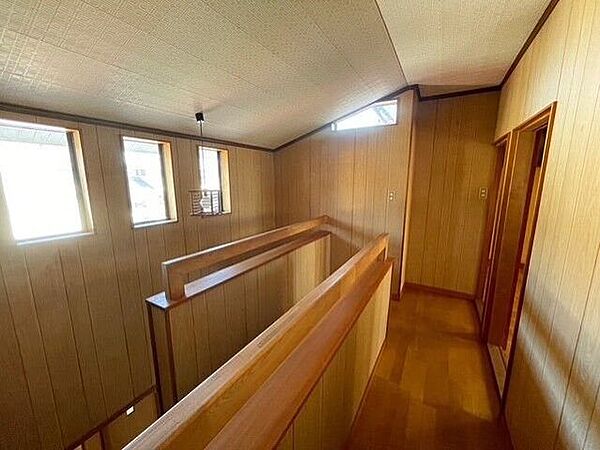 2階の廊下は1階の吹抜とつながり、明るく開放的な空間です。