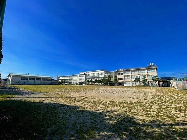四日市市立橋北小学校 230m