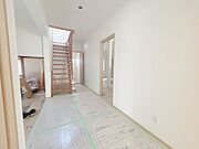 【リフォーム中】玄関内部です。床フロア張り、クロス張替え、照明股間、建具交換を行う予定です