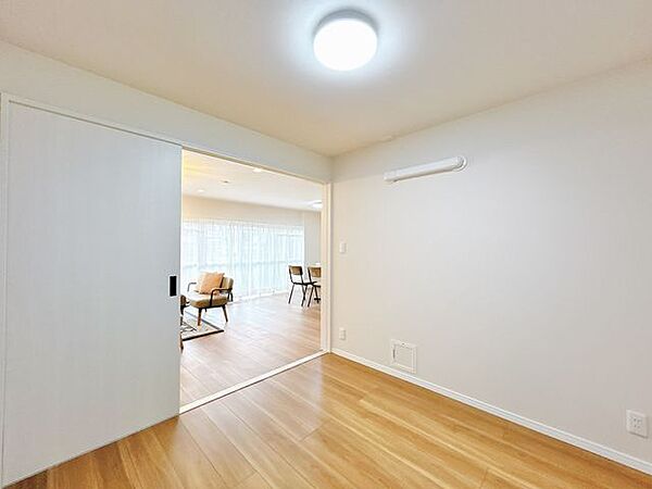 【リフォーム済】西側和室の写真です。洋室に変更いたしました。