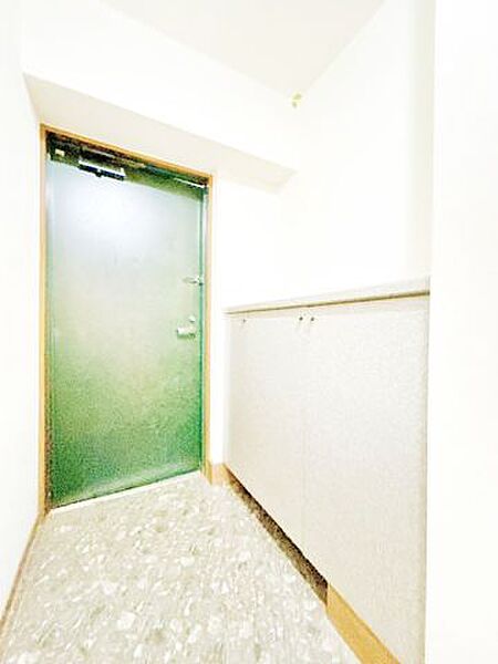 【リフォーム中】玄関（内観）です。クロス貼り、シューズボックスの交換を行います。