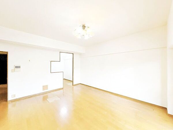 【リフォーム中】リビング(別アングル)です。フローリング張り、クロス交換、建具交換、照明交換を行います。