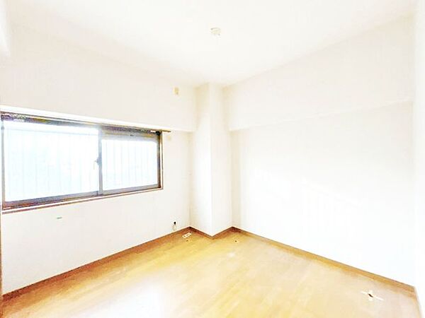 【リフォーム中】北側洋室です。フローリング張り、クロス貼り、建具交換、照明交換を行います。