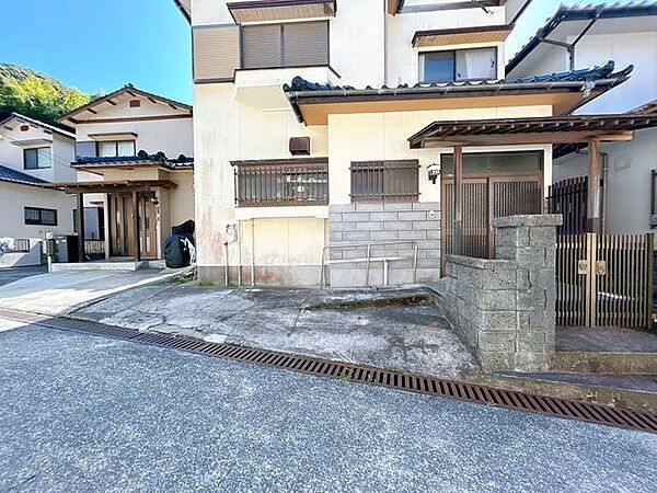【リフォーム中】駐車場です。スロープをなくし駐車をしやすくします。