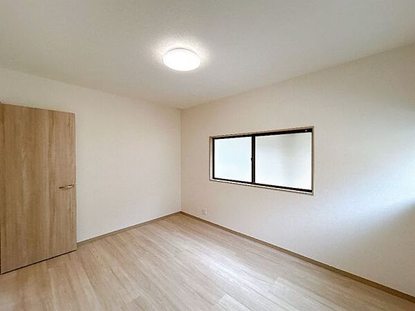 【リフォーム中】2階6帖洋室の写真です。