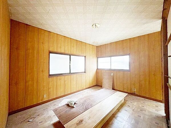 【リフォーム中】2階6帖洋室の写真です。フローリング張り、クロス貼り、照明交換、建具交換、クローゼットの新設を行います。