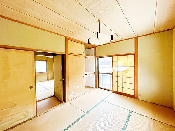 【リフォーム中】2階6帖洋室に変更予定の和室の写真です。フローリング張り、クロス貼り、照明交換、建具交換、クローゼットの新設を行います。