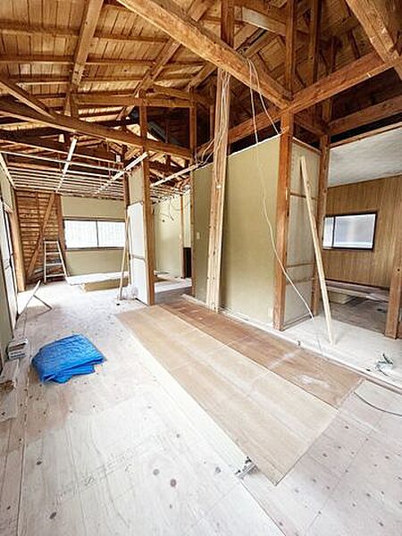 【リフォーム中】2階6帖洋室に変更予定の和室の写真です。フローリング張り、クロス貼り、照明交換、建具交換、クローゼットの新設を行います。