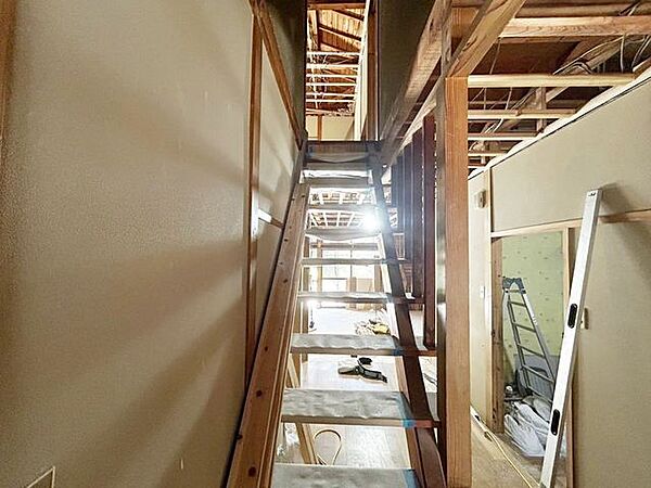 【リフォーム中】階段の写真です。クリーニングを行います。