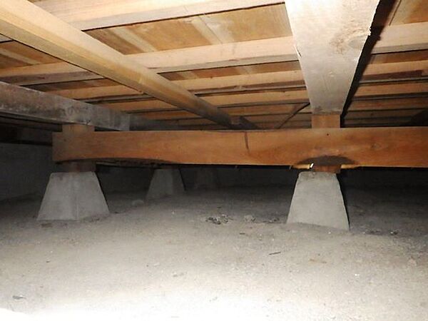 中古住宅の3大リスクである、雨漏り、主要構造部分の欠陥や腐食、給排水管の漏水や故障を2年間保証します。その前提で床下まで確認の上でリフォームし、シロアリの被害調査と防蟻工事も行います。