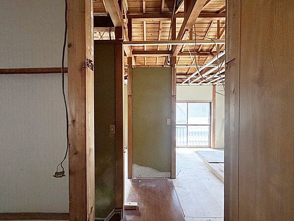 【リフォーム中】1階廊下の写真です。フローリング張り、クロス貼り、照明交換を行います。
