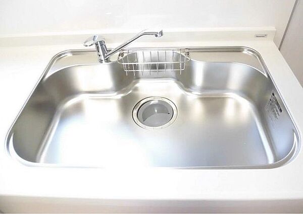 【同仕様写真】新品交換予定のシンクはさびにくく熱に強いステンレス製です。水はねの音を抑える静音設計で従来よりもさらに水温が静かになっています。