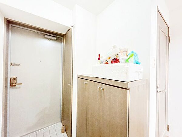 【リフォーム中】玄関（内観）です。クロス貼り、シューズボックスの交換を行います。