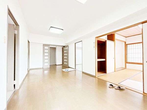 【リフォーム中】リビングです。フローリング張り、クロス交換、建具交換、照明交換を行います。
