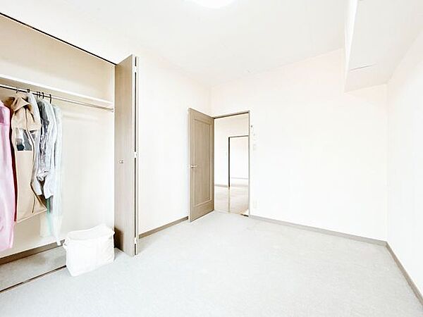 【リフォーム中】東側洋室です。フローリング張り、クロス貼り、建具交換、照明交換を行います。