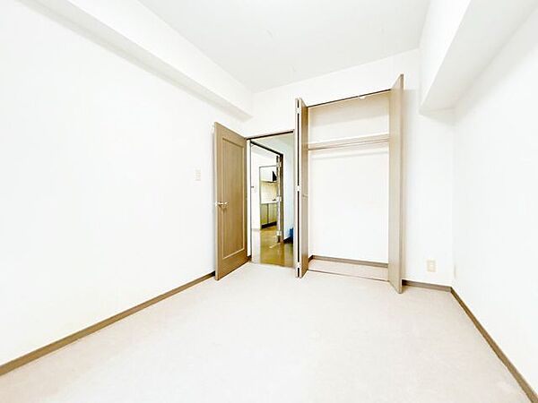 【リフォーム中】北側洋室です。フローリング張り、クロス貼り、建具交換、照明交換を行います。