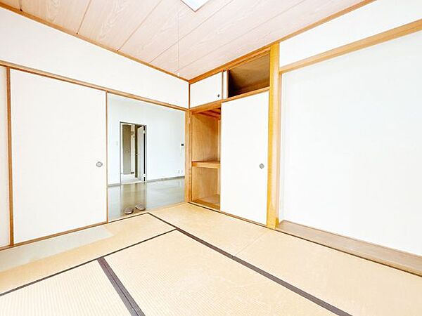 【リフォーム中】和室です。フローリング張り、クロス貼り、建具交換、照明交換を行い洋室に変更します。