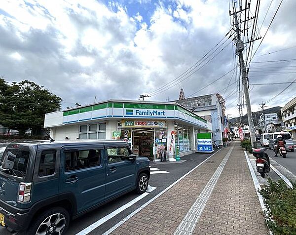 【コンビニ】ファミリーマート長崎油木町店様まで約700ｍ（徒歩約9分）です。