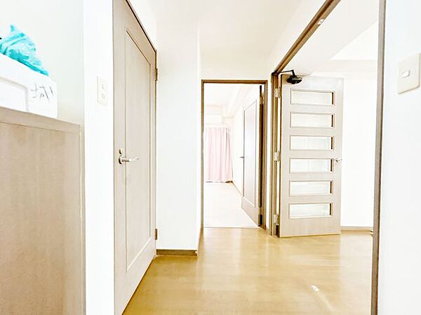 【リフォーム中】廊下です。フローリング張り、クロス貼り、建具交換、照明交換を行います。