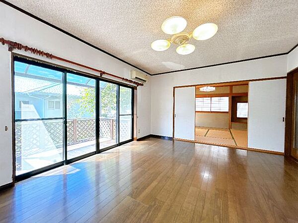 【現況販売】1階リビング（別角度写真）です。