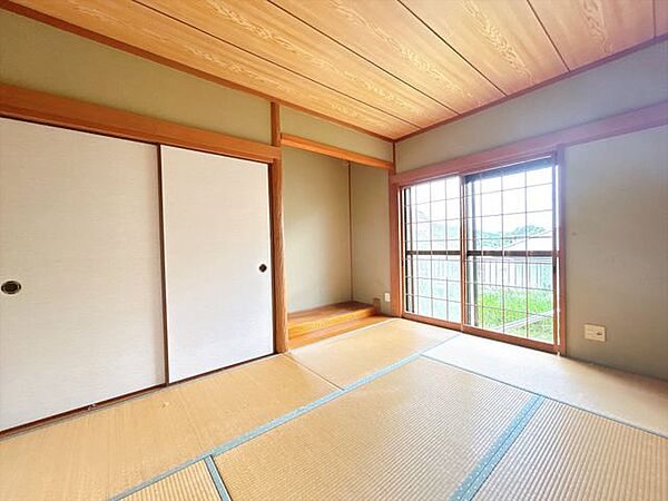 【現況販売】1階東側和室6帖（別角度写真）です。