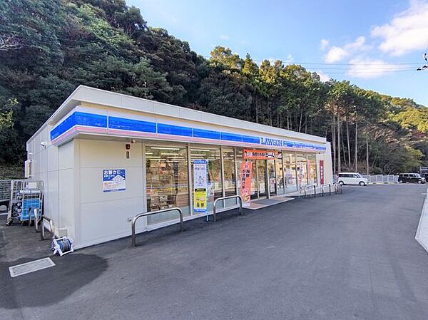 【コンビニ】ローソン長崎東町店様まで約840m（徒歩約11分）です。