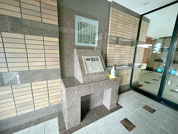 エントランスはオートロック式になります。