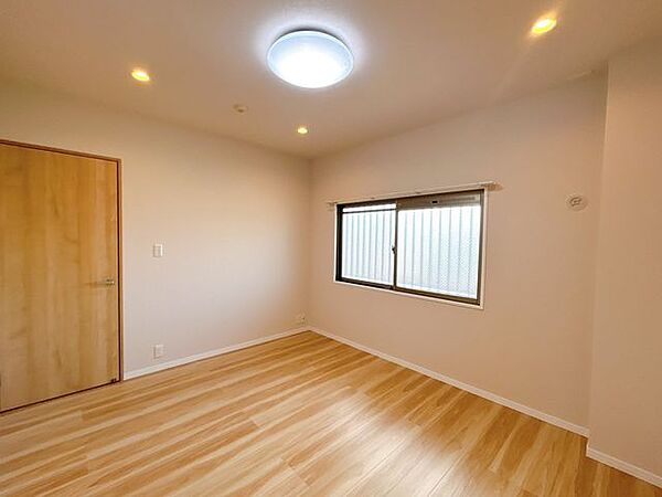 【リフォーム済】7.3帖洋室の写真です。