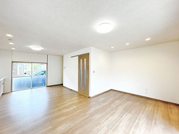 【リフォーム済】LDKです。フローリング上張り、クロス張替え、建具交換、照明交換を行いました。