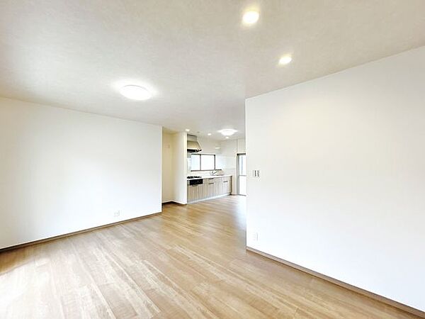 【リフォーム済】1階のDKはLDKに間取り変更しました。フローリング張替え、クロス貼りを行いました。