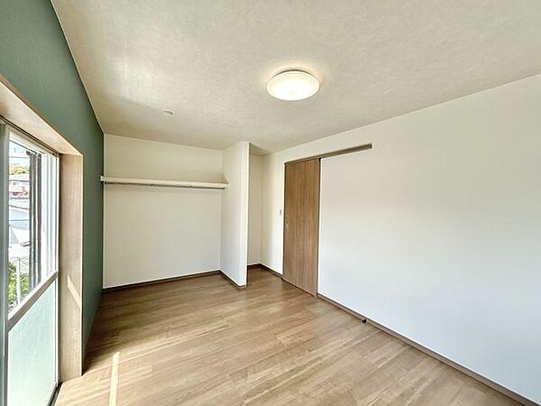 【リフォーム済】2階南側の洋室です。フローリング上張り、クロス張替え、建具交換、照明交換を行いました。
