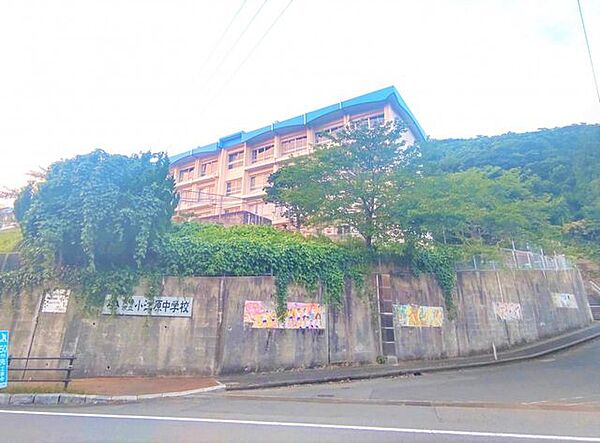 長崎市立小江原中学校まで約2.8km（徒歩約35分）。 2800m