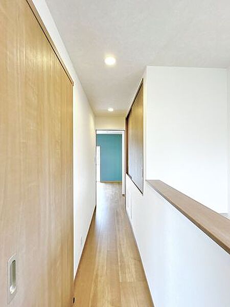 【リフォーム済】2階廊下です。フローリング張替え、クロス貼りを行いました。