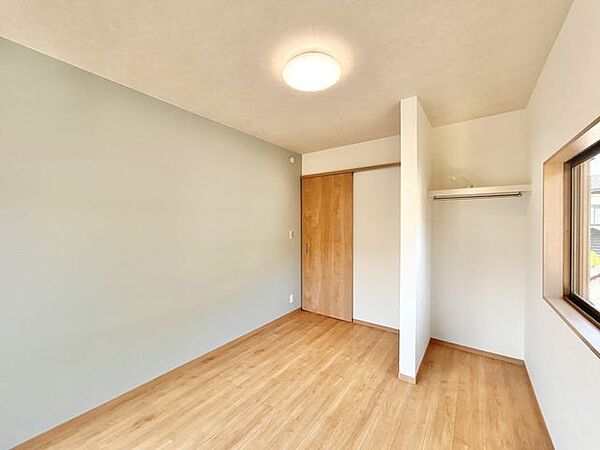 【リフォーム済】2階の洋室です。フローリング上張り、クロス張替え、建具交換、照明交換を行いました。
