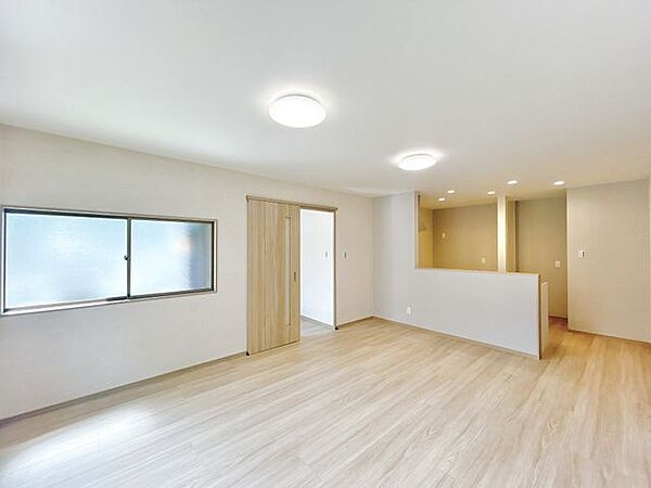 【リフォーム済】和室をつなげてリビングを新設しました。フローリング張り、建具交換、クロス貼り、照明交換を行いました。