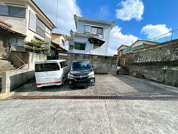 【リフォーム済】駐車場は3区画のうち真ん中の区画を所有しております。