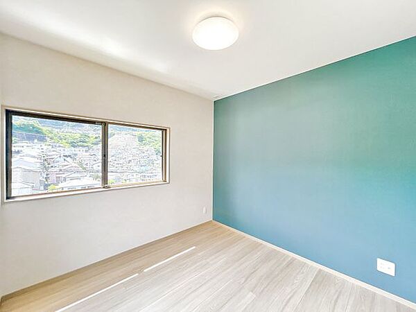 【リフォーム済】2階4.5帖洋室の写真です。フローリング張り、建具交換、クロス貼り、照明交換を行いました。