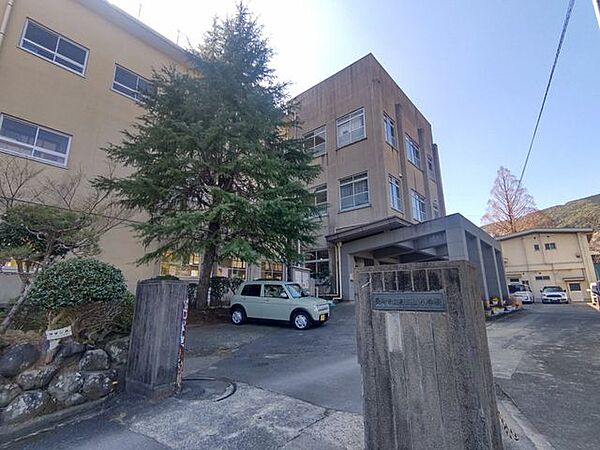 長崎市立西城山小学校まで約200ｍ（徒歩約3分）。
