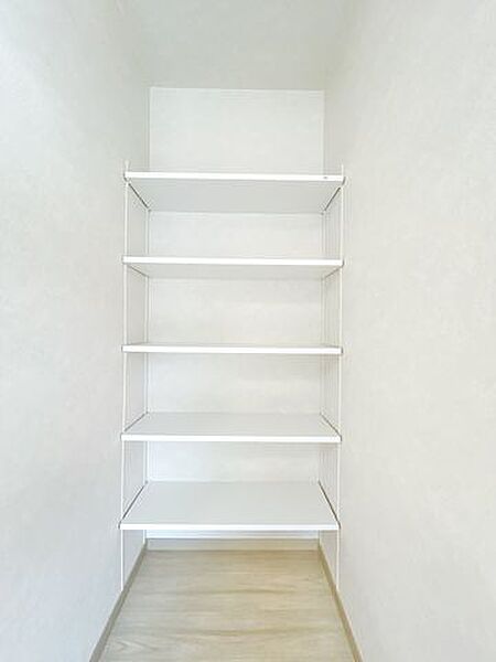 【リフォーム済】リビングの収納棚です。