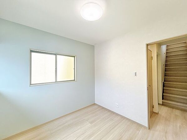 【リフォーム済】1階洋室4.5帖の写真です。フローリング張り、建具交換、クロス貼り、照明交換を行いました。