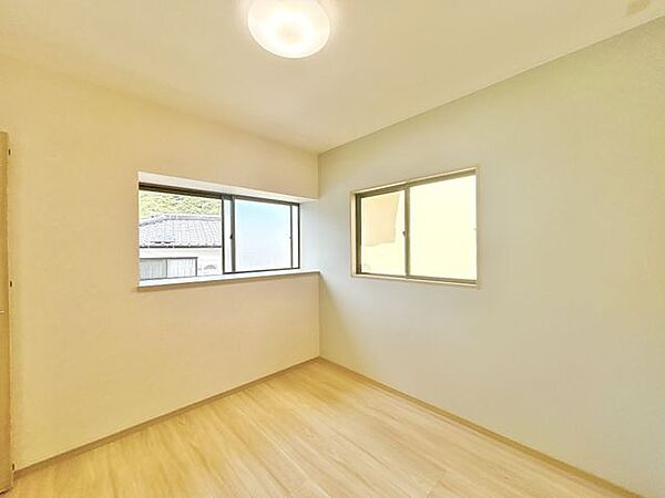 【リフォーム済】1階洋室4.5帖の別角度写真です。フローリング張り、建具交換、クロス貼り、照明交換を行いました。