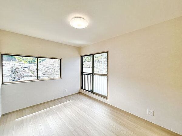 【リフォーム済】2階北側6帖洋室の写真です。フローリング張り、建具交換、クロス貼り、照明交換を行いました。