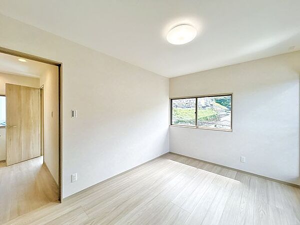 【リフォーム済】2階北側6帖洋室の別角度写真です。フローリング張り、建具交換、クロス貼り、照明交換を行いました。