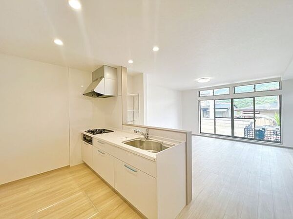【リフォーム済】キッチンはハウステック製の新品に交換します。収納はたっぷり入り便利な引き出し式で天板は高級感のある人工大理石なので傷がつきにくく使いやすいですよ